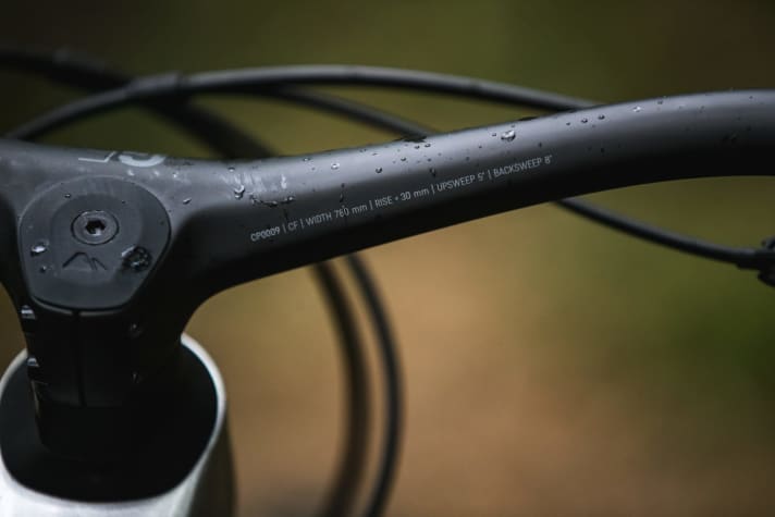   On the CFR model, Canyon uses its carbon handlebar/stem unit, which is already familiar from the Exceed and Lux.