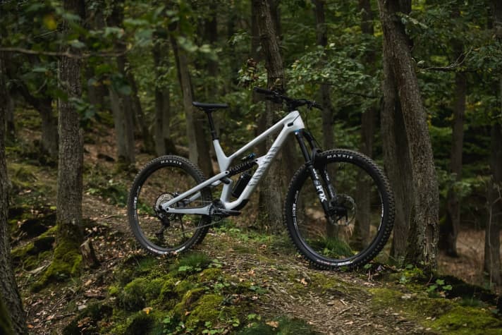  Ebenfalls neu für 2022: Das Spectral CF8 CLLCTV, das ausschließlich als Mullet-Bike erhältlich ist. Die Ausstattung ist mit Stahlfederdämpfer und robusten Freeride-Felgen noch stärker auf Abfahrt ausgelegt als beim Standardmodell. Preis: 3999 Euro.