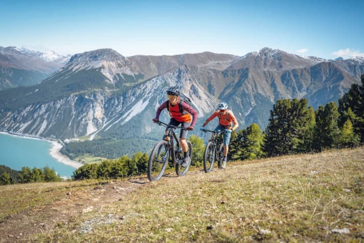 Leicht genug für lange Anstiege und in der Abfahrt hart im Nehmen – können Trailfullys um 3000 Euro dem Alleskönneranspruch gerecht werden? Seite 30