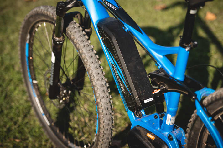   Der externe 560-Wattstunden-Akku sieht nach Dinosaurier-Style aus.