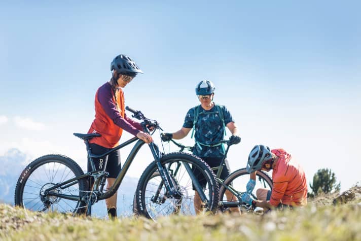   All-rounder or specialist? Despite standardised suspension travel, the characters of the bikes differ greatly even in the trail bike class.