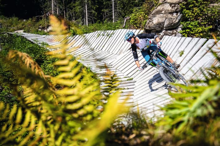 Resorts such as Pod Smrkem or Laax (photo) show how environmentally friendly trail building can already work today. Page 6