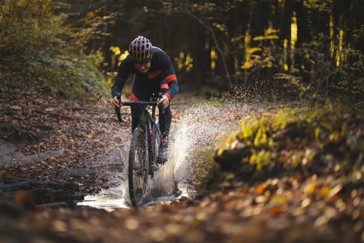   „Bei feuchten Wurzeln und im tiefen Matsch lassʼ ich das E-MTB gerne mal in der Garage. Mit dem E-Gravelbike wird die Schlechtwetterrunde dann zum Motivations-Booster.“  (Chris Schleker)