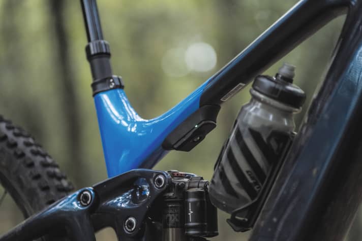 The computer unit of the Live Valve from Fox is located under the top tube of the Giant. The system draws its power from the main battery.