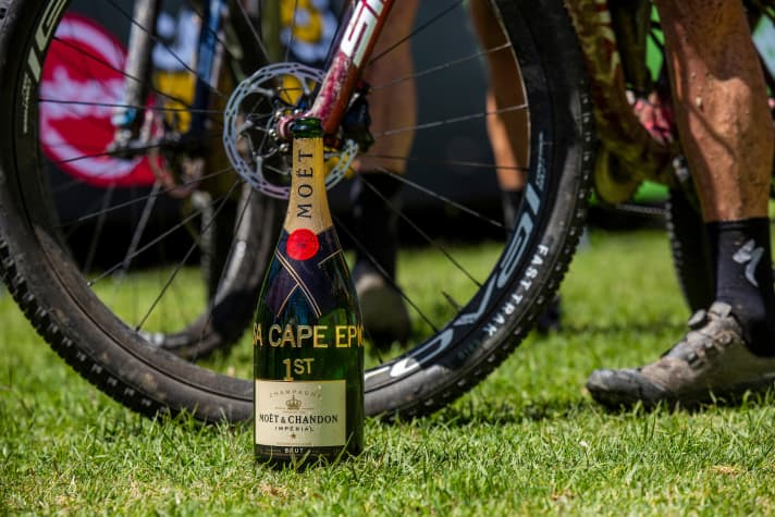   Nach acht harten Tagen im Sattel darf gefeiert werden, vor allem bei den Specialized-Teams.