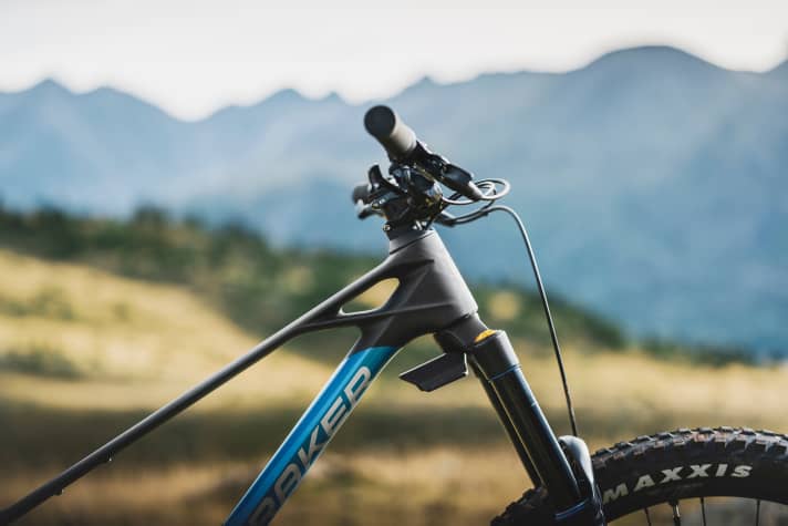   Mondraker's fast-forward geometry: long frame, short stem. Beautiful details: the filigree styled headset area. By the way, what looks like a mini mudguard is the in-house telemetry system <a href="https://www.bike-magazin.de/mtb_news/teile_zubehoer/mondraker-mind-fahrwerk-telemetrie-system" target="_blank" rel="noopener noreferrer nofollow">MIND.</a>