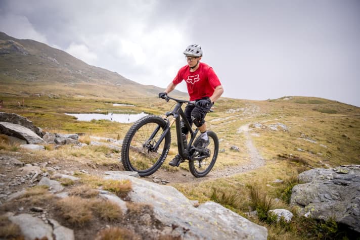   Even without the platform, the Linkin can be pedalled up the mountain with almost no bobbing. The seatpost and shock platform can be operated using the Triloc remote.