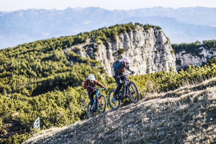 E-MTBs open up new possibilities on mountain tours, riding where others push. The Trance X E+ is fully in its element on demanding climbs.