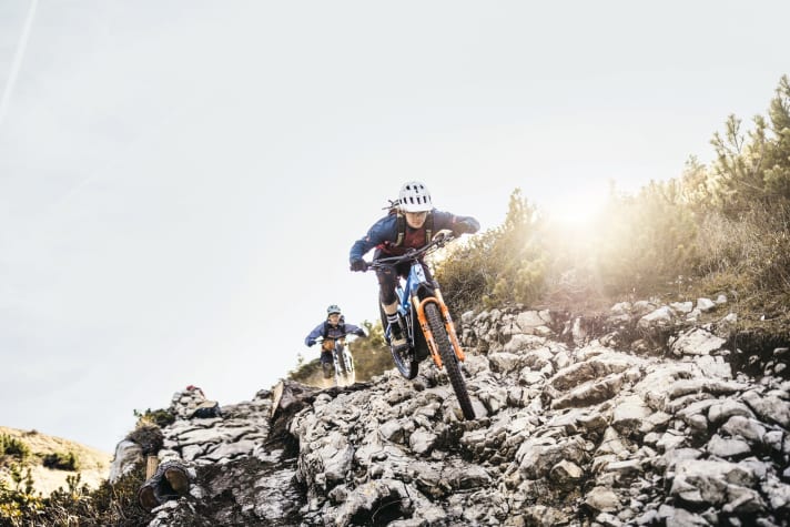   Das Cube Stereo Hybrid 140 ist kein rassiges Enduro-Bike. Dennoch nimmt es ruppige Schlüsselstellen gelassen. Mit den 150-Millimeter-Bikes von heute ist schweres Gelände kein Problem.