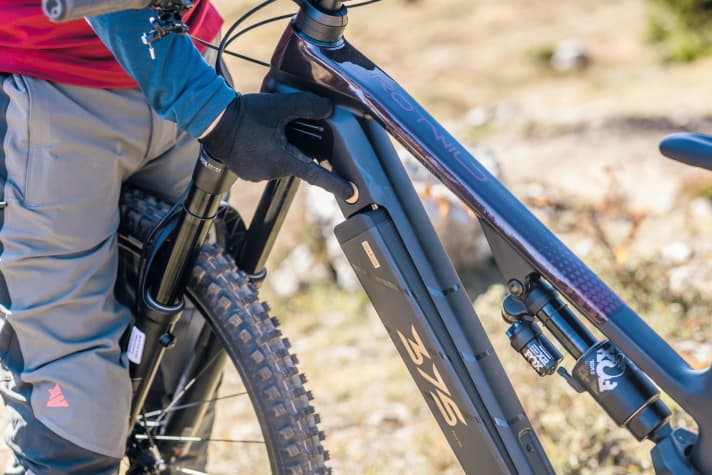   With only 375 watt hours, saving power is the order of the day. Thanks to Quick-Release, the battery on the Rotwild can be changed in seconds - perfect for days in the bike park.