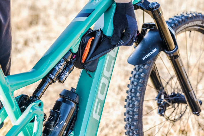   The essentials on board. Tube, tool, tyre lever and mini pump are carried in a small bag.