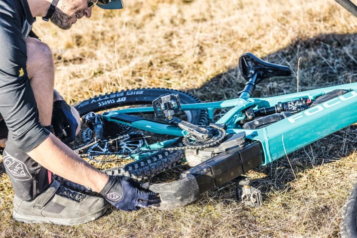   The large 720 watt-hour battery is removed from the bottom of the down tube.