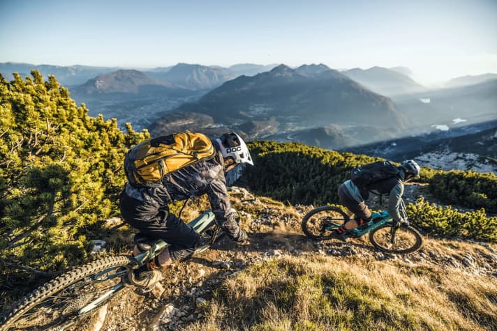 Wichtig auf Rumpel-Trails: Der Rucksack soll auch bei schwe­rer Beladung stabil am Rücken sitzen. Evoc und Amplifi machen das gut, besser ist nur der sportliche Ergon.