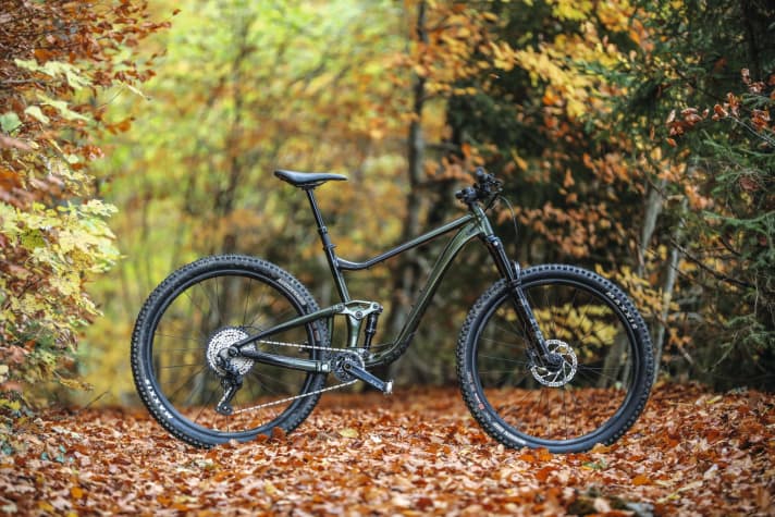   Wie sich das Alu-Trance zum fairen Preis gegen die Trailbike-Konkurrenz um 3000 Euro schlägt? Die Antwort gibt’s im Trailbike-Test in BIKE 1/2022 – ab 7. Dezember am Kiosk, in der App und im Onlineshop.
