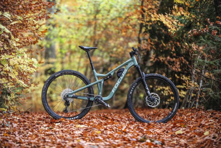   Das Thron ist ein spaßiges, bezahlbares Trailbike mit entspannter Sitz­position und starker Ausrichtung aufs Bergabfahren. Durch das hohe Rahmengewicht von über 4000 Gramm leidet die Alltagstauglichkeit. Das Focus Thron 6.9 kostet aktuell <a href="https://www.awin1.com/cread.php?awinmid=13793&awinaffid=471469&clickref=B+Focus+Thron+6.9&ued=https%3A%2F%2Fwww.liquid-life.de%2Ffocus-thron-6-9-mineral-green.html" target="_blank" rel="noopener noreferrer nofollow">bei Liquid Life 2795 Euro statt 2999 Euro</a> *.