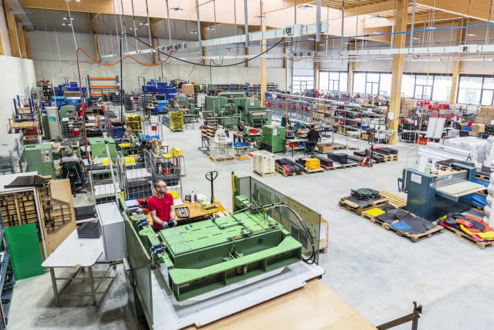 Die Produktion der robusten Reisetaschen erfolgt direkt am Firmensitz in Tettnang. Dort wird mit 100% Öko-Strom gearbeitet.