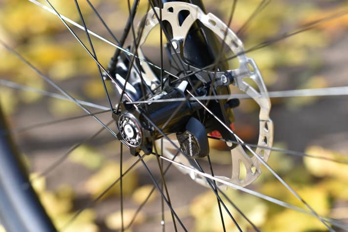   Im Vorderrad sitzt ab Werk ein Geschwindigkeitssensor von Garmin, der sich mit der Cannondale-App oder GPS-Computern koppeln lässt.