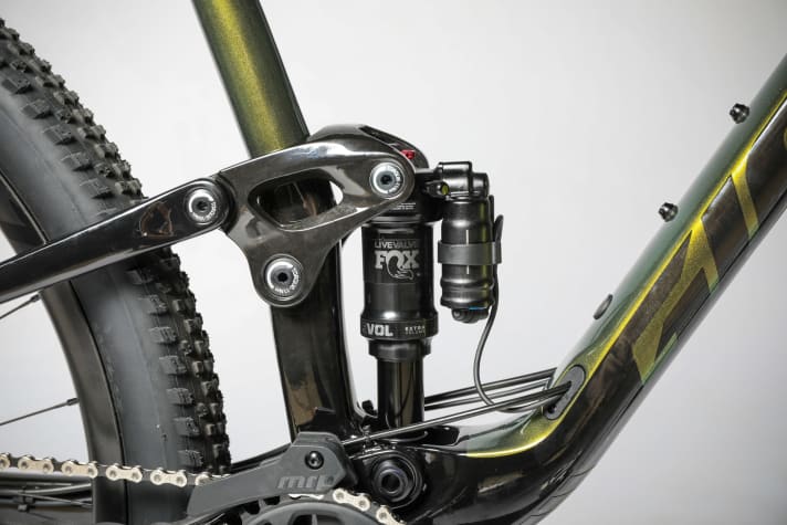   The Live Valve system is Fox's electronic suspension system. When required, for example when pedalling, it automatically tightens the damper. This means that full energy is converted into propulsion when sprinting.