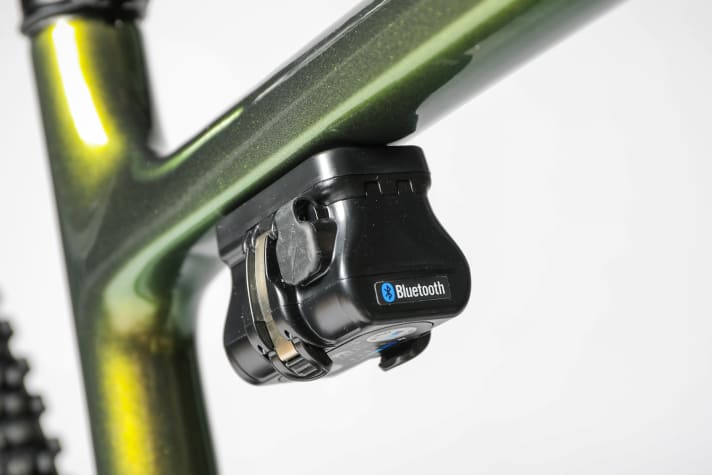   Via Bluetooth und App kann man noch tiefer in die Fahrwerkskonfiguration des Live-Valve-Systems einsteigen. Das Grund-Setup erledigt man aber ohne Smartphone ganz einfach mit einem Knopf am Batteriefach.