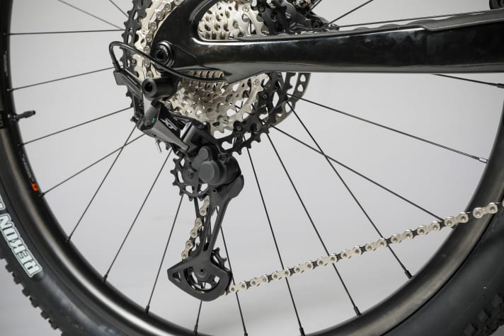   Weil das Live-Valve-Fahrwerk so teuer ist, bleibt trotz des hohen Preises beim Topmodell "nur" Geld für die Shimano XT. Die liefert zuverlässige Performance, muss sich beim Gewicht aber der XTR geschlagen geben.