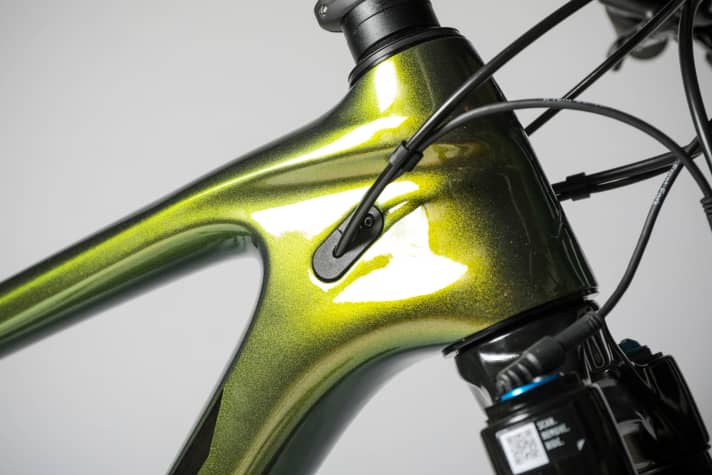   The new Anthem is characterised by a completely new frame with modern geometry. The seat angle is steeper, the frame longer and the steering angle slacker than before. Incidentally, Giant has not installed a steering stop. Annoying, as the fittings can easily end up in the elegant carbon top tube.