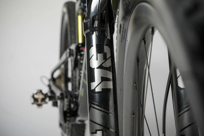  The Fox 34 offers a good compromise between lightweight construction and performance. A good choice to stand up to the powerful rear suspension on the downhill.