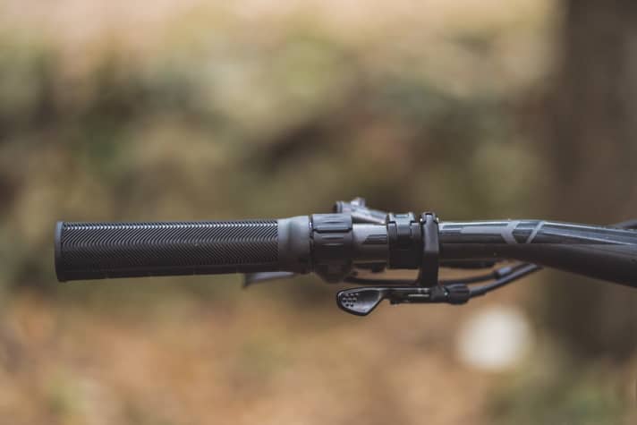 <a href="https://luna.r.lafamo.com/ts/i5533923/tsc?amc=con.blbn.497955.507800.14129791&smc=BIKE&rmd=3&trg=https%3A%2F%2Fwww.fahrrad-xxl.de%2Fgiant-trance-x-advanced-e-0-m000020425" target="_blank" rel="noopener noreferrer nofollow">Giant Trance X E+ 0</a> *: The motor's own control unit docks almost seamlessly onto the handlebar screw connection. A command centre on an E-MTB has never been so slim and inconspicuous.