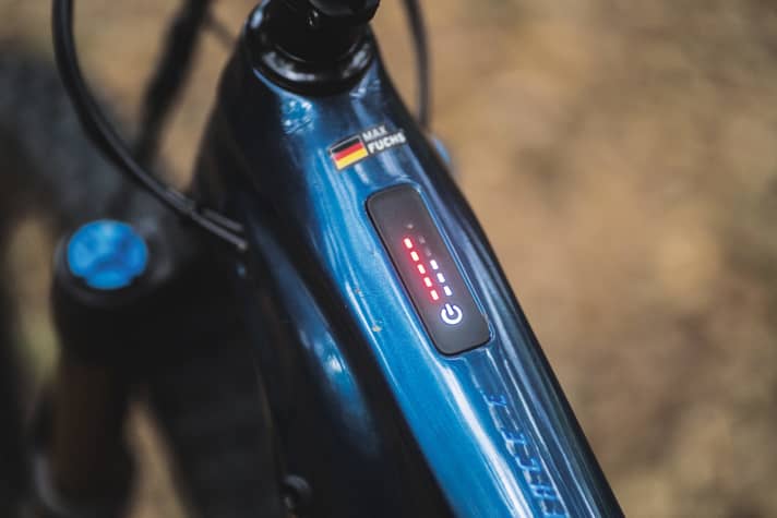 Eine in das Oberrohr integrierte LED-Anzeige ersetzt beim Giant Trance X E+ das Display. Je nach U-Stufe wechseln die Farben. Falls der Remote ausfällt, kann man das System auch mit dem An-/Aus-Knopf bedienen.