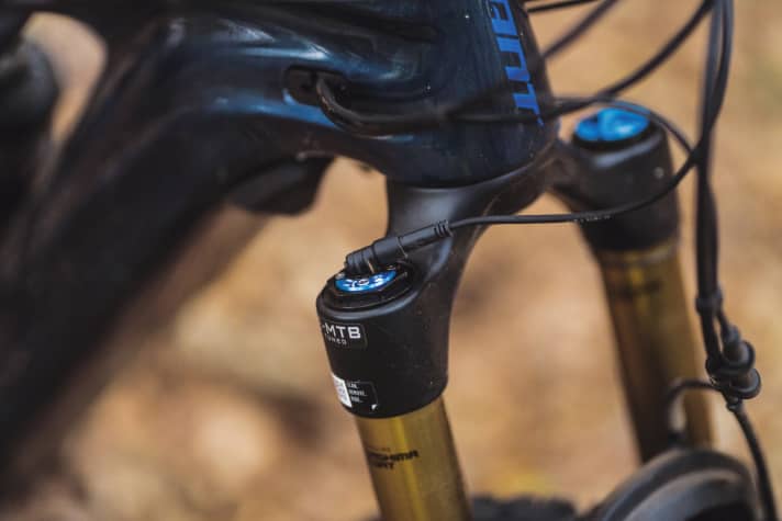 <a href="https://luna.r.lafamo.com/ts/i5533923/tsc?amc=con.blbn.497955.507800.14129791&smc=BIKE&rmd=3&trg=https%3A%2F%2Fwww.fahrrad-xxl.de%2Fgiant-trance-x-advanced-e-0-m000020425" target="_blank" rel="noopener noreferrer nofollow">Giant Trance X E+ 0</a> *: Während unserer Testphase entpuppte sich die Steckverbindung des Live Valve an der Gabel als Fehlerquelle Nummer eins. Beim starken Einlenken oder durch Erschütterungen löste sich der Stecker. Die automatische Fahrwerkskontrolle war lahmgelegt.