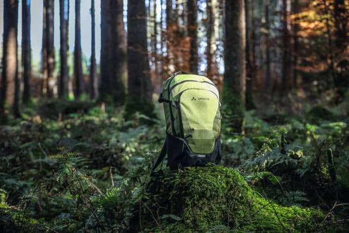 1. Der Bike-Rucksack Moab 15 II ist eines der umweltfreundlichsten Produkte im Portfolio der Tettnanger. Das Hauptmaterial ist Polyester aus 50 Prozent recyceltem PET. Das Innenmaterial besteht zu 100 Prozent aus recyceltem Polyester. 2. Die wasserabweisende Ausrüstung kommt ohne giftiges Perfluorcarbon (PFC) aus. Auch  Polyvinylchlorid (PVC) hat Vaude aus seinen Produkten verbannt. 3. Reparierbarkeit ist Teil des Design-Prozesses. Beim Hersteller selbst gibt es einen Reparatur-Service. 4. Der Rucksack wird in Vietnam hergestellt. Der dortige Lieferant ist von der unabhängigen Organisation Fair Wear zertifiziert.