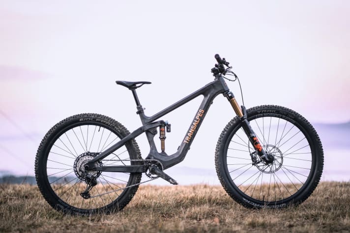   At 16.4 kilograms, the Transalpes E1 is really light and you can hardly see the minimal assist drive. However, the rider has to work hard for it.