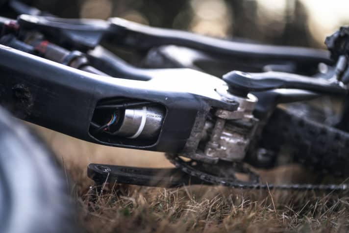   Der kleine Maxon-Antrieb hält sich in Sachen Bauraum und Lautstärke vornehm zurück. So merkt man kaum, dass man auf einem E-MTB sitzt.