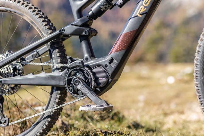   Rotwild equips the EP8 with a throttled motor profile for more range. The second profile nevertheless provides full power.