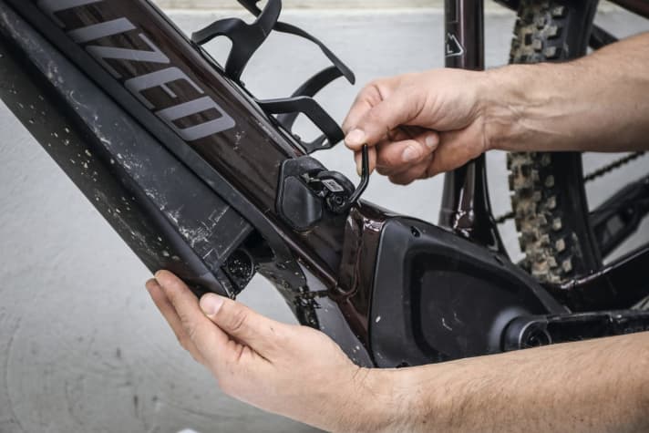   Zusätzlich zum Schloss ist der Akku beim Specialized Tero mit einem Spannhebel gesichert, der die Batterie fest und klapperfrei in Position zieht.