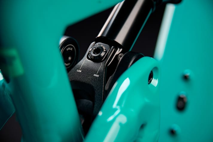   The flip chip is located in the shock linkage and can be used to adjust the geometry by around half a degree for the steering and seat angle. However, even in the steep position we didn't miss any smoothness.
