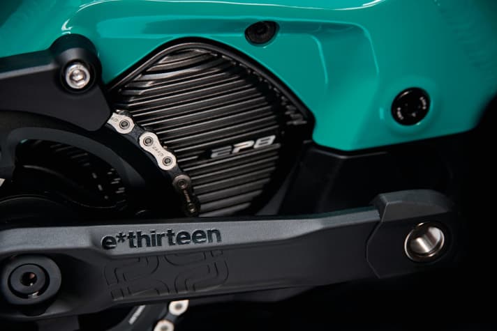   A Shimano EP8 drive and a 720 battery provide propulsion and a massive range. The large bolt (right in the picture) is loosened with the Allen key, then the battery can be removed downwards from the down tube.