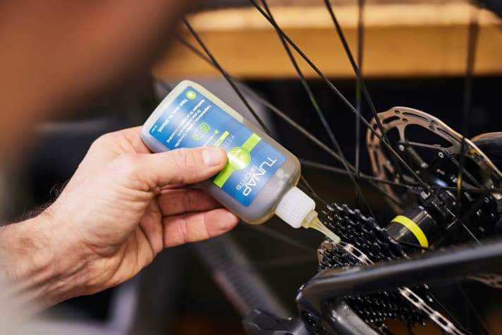 Good oil on the chain reduces wear, loss of power and corrosion. In addition, the gears change quietly and smoothly. The best lubrication on the market is currently provided by Tunap Sport with the Ultimate chain oil *, as <a href="https://www.bike-magazin.de/zubehoer/pflege_schmiermittel/test-schmiermittel-fuer-mountainbike-ketten" target="_blank" rel="noopener noreferrer nofollow">our extensive laboratory and practical test with 18 chain lubricants</a> has shown. There's a ten percent discount on the test winner with the voucher bike10 from 22-31 November! The discount code also applies to all other care products and lubricants in the Tunap shop.