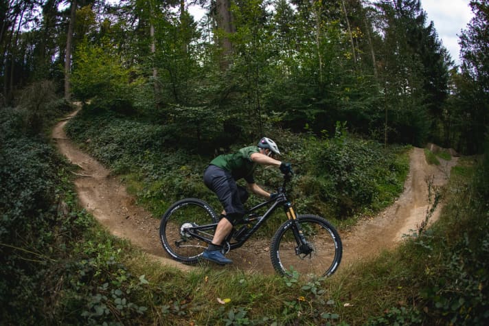   Trotz der modernen Geometrie und der großen Laufräder. Das Canyon Torque bleibt ein unkomplizierter Freerider mit Wohlfühl-Faktor.