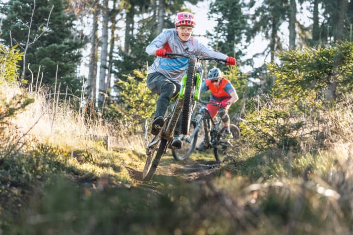   Christian "Texi" Textor (31), der amtierende Deutsche Meister im Enduro, fährt für das Bulls Gravity Team und trägt das Meistertrikot bereits zum vierten Mal. Seine Klasse zeigt er auch mit Top-20-Platzierungen in der Enduro World Series. Zum Saisonende ist der schnelle Siegerländer ein willkommener Testfahrer bei BIKE.