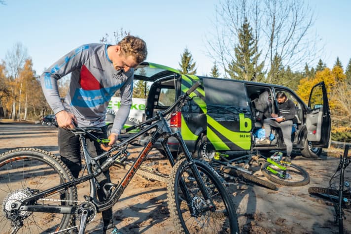   Adjusting, tuning, making notes. Everyday testing is not just about riding. Enduro bikes in particular offer a wide range of setup options for the suspension alone.