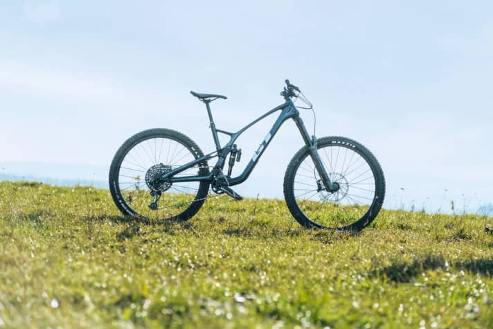 <a href="https://www.awin1.com/cread.php?awinmid=13793&awinaffid=471469&clickref=B+GT+Force+Pro+LE&ued=https%3A%2F%2Fwww.liquid-life.de%2Fgt-bicycles-force-carbon-pro-le.html" target="_blank" rel="noopener noreferrer nofollow">GT Force Carbon Pro LE</a> * – 15,8 kg / 170/164 mm / 29" / 6099 Euro