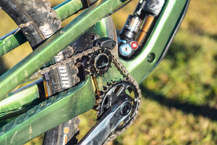   Dank des hohen Drehpunkts bei Highpivot-Hinterbauten (hier am Cannondale Jeckyll) kann das Hinterrad weiter nach hinten ausweichen, wenn es auf ein Hindernis trifft. Dafür ist eine Kettenumlenkung Pflicht.