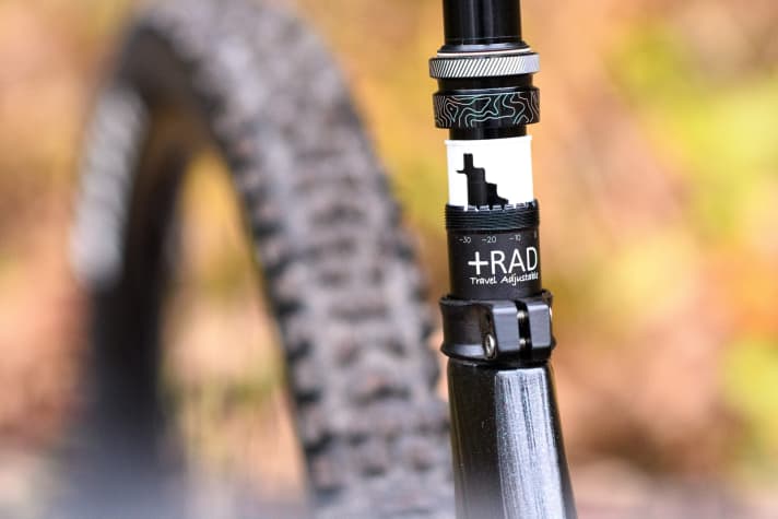   Um den Hub der 200-Millimeter-Stütze zu reduzieren, fährt man die Stütze etwas ein, dreht die Manschette ab und verschiebt den weißen Plastik-Ring. Dann einfach die Manschette wieder handfest anziehen.