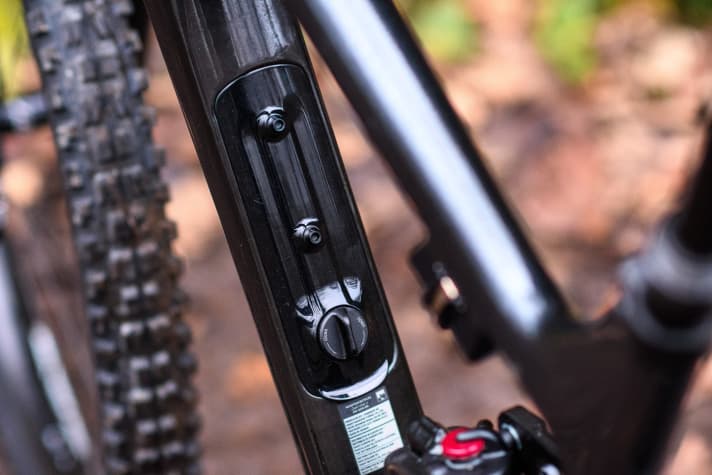   Per Drehknopf kann man das Staufach im Unterrohr öffnen. Hier finden Werkzeug und Ersatzteile Platz, der Rucksack kann zu Hause bleiben.