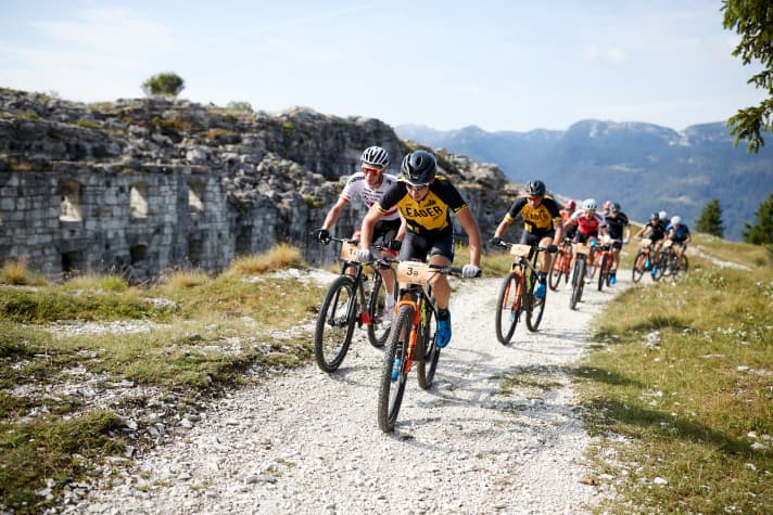 Eine Woche als Team im Renntempo über die Alpen: Während die Profis vorne ums gelbe Führungstrikot kämpfen, dürfen auch Hobbyfahrer den Marathon-Stars nacheifern. Ganz nach dem Motto: „eat, sleep, bike, repeat“