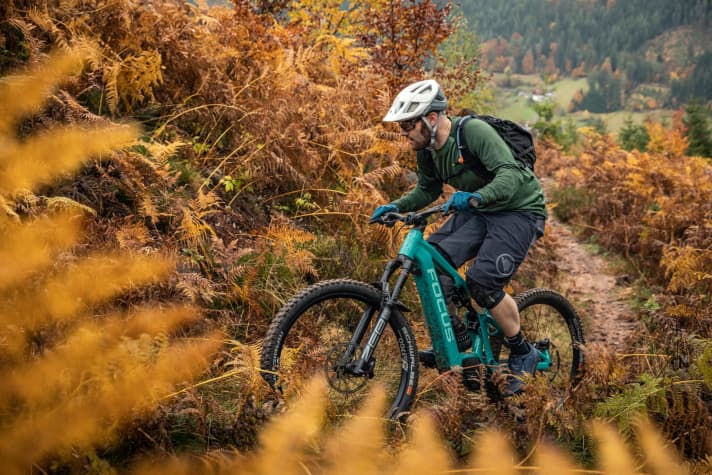   The Focus climbs smoothly, with good traction and comfort, without sinking too deeply into the suspension travel. The predecessor had this tendency. Particular strength: climbs full of steps and obstacles. The bike only reaches its limit on very tight bends or particularly steep ramps.