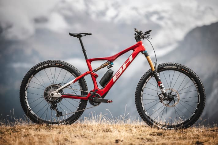   BH Bikes packs a 540 watt-hour battery into the relatively slim down tube of the iLynx Trail.