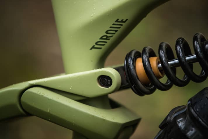   The geometry can be adjusted from flat to super-flat with a flip chip. However, this is only available on the carbon Torque. The aluminium model comes with the flat steering and steep seat angle settings.