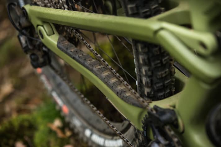   Of course, a dedicated chainstay protector ensures peace of mind on the downhill.