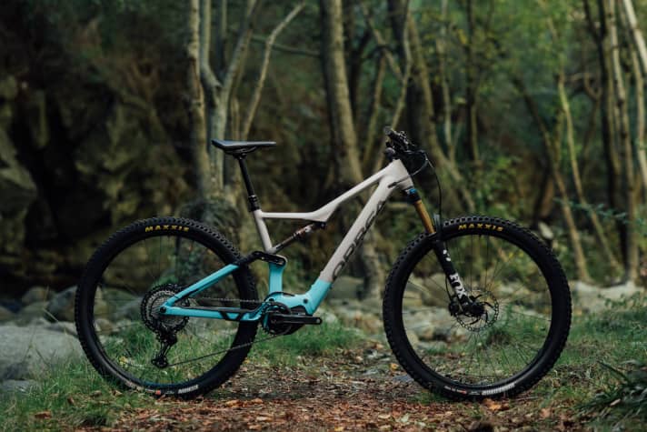 One of the cheapest light e-MTBs on the market: the <a href="https://www.bike-magazin.de/mountainbike/all-mountain/leicht-und-bezahlbar-das-orbea-rise-h/" rel="noopener noreferrer">Orbea Rise H</a> with aluminium frame, which is available from 5000 euros. As a rule, lightweight e-bikes cost 6000 euros and more.